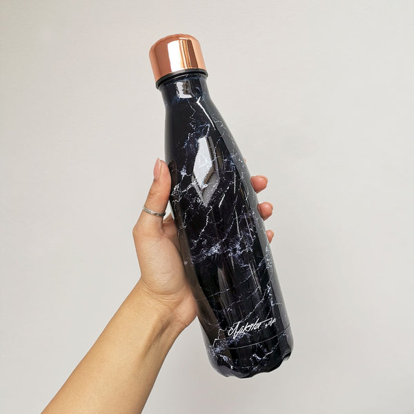 This luxury marble & rose gold metal water bottle is eco friendly, easy to clean and reusable. Available in black or white, the stainless steel bottle is easy to carry throughout your busy day, keeping your drinks hot or cold.